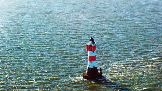 Der Leuchtturm Roter Sand in der Nordsee war das erste Offshore-Bauwerk weltweit. Die Konstruktion war eine kühne Ingenieursleistung und für das deutsche Kaiserreich ein Symbol des technischen Fortschritts. Für die Seefahrer war der Leuchtturm das wichtigste Seezeichen zur Ansteuerung der Wesermündung und für die Auswanderer aus Bremerhaven der letzte Gruß an die alte Heimat. Nach der Stilllegung rettet ein Förderverein den Sehnsuchtsort vor dem Zerfall. Er kann in den Sommermonaten besucht werden. © NDR/Gruppe 5 Filmproduktion GmbH 