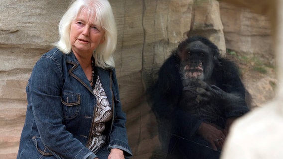 Christine Rostock besucht Maxi im September 2018. Maxi ist mit 54 Jahren das älteste Tier im Zoo Hannover. © NDR 