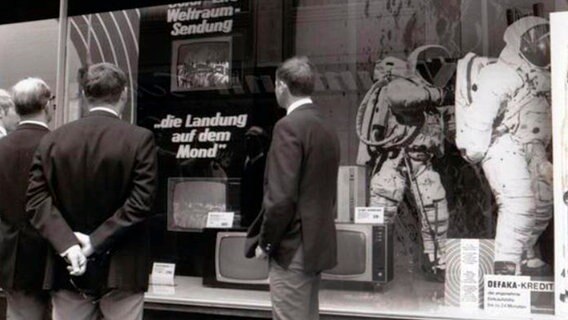 Zuschauer verfolgen vor einem Schaufenster mit Fernsehgeräten des DEFAKA-Kaufhauses in Hannover die erste bemannte Mondlandung der US-Amerikaner. © NDR/dmfilm/Hausschildt Archiv 