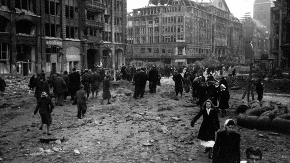 Passanten in der nach dem Zweiten Weltkrieg zerstörten Mönckebergstraße in Hamburg. © NDR/Spiegel TV/Imago Images/Arkivi 
