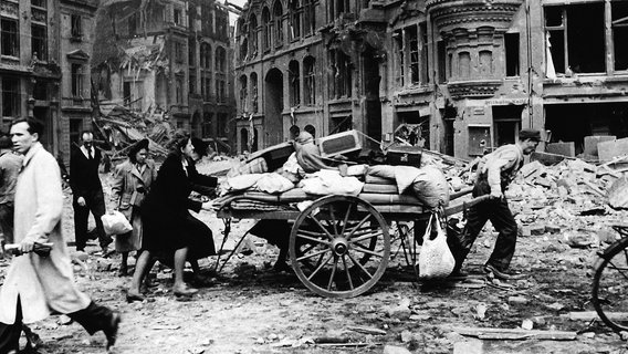Aufräumarbeiten nach dem Zweiten Weltkrieg vor dem Zippelhaus in der Hamburger Altstadt. © NDR/Spiegel TV/privat 