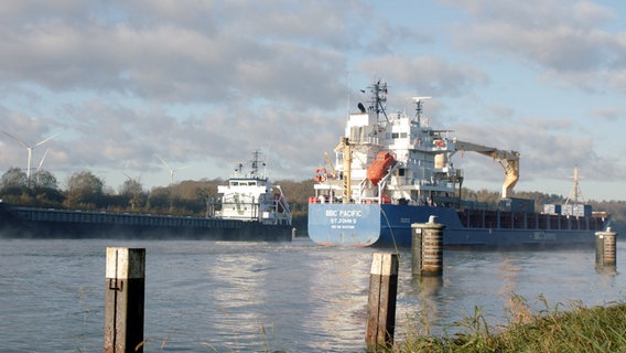 Zwei Frachtschiffe auf dem Nord-Ostsee-Kanal begegnen sich an einer Kanalweiche. © NDR/jumpmedientv GmbH 