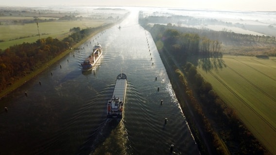 Zwei sich begegnete Schiffe bei einer Kanalweiche. © NDR/jumpmedientv GmbH 