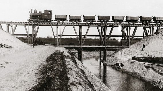 Archivbild einer Baustellen-Schmalspurbahn beim Bau des Nord-Ostsee-Kanals. © NDR/jumpmedientv GmbH 