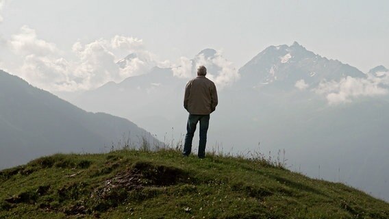 Der Autor des Films wurde selbst zweimal verschickt und begibt sich auch auf eine persönliche Spurensuche. © NDR 