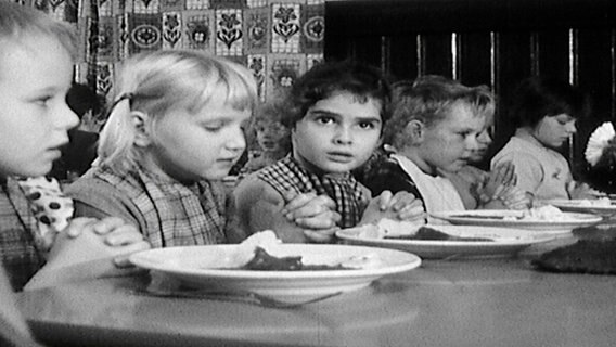 Kinder und Jugendliche wurden auf Anraten von Haus- und Schulärzten ab den 1950er-Jahren für mehrere Wochen in Kinderheime geschickt. © NDR 