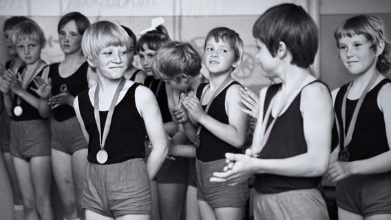 Kinder aus der Ernst-Barlach-Oberschule in Güstrow mit Medaillen nach einem Sportwettkampf in den 1970er-Jahren © NDR Foto: Barbara Seemann