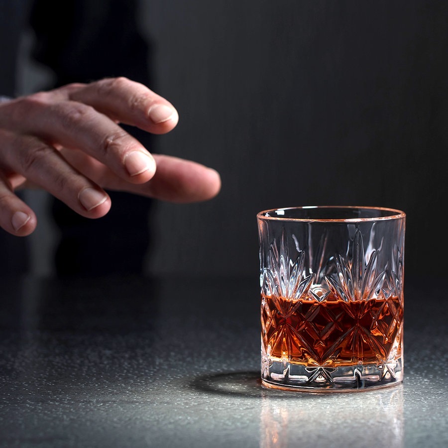 Eine Hand greift zu einem vollen Whiskyglas © colourbox Foto: -