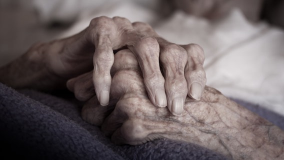 Die knochigen Hände einer sehr alten Frau. © photocase.de Foto: ingairis