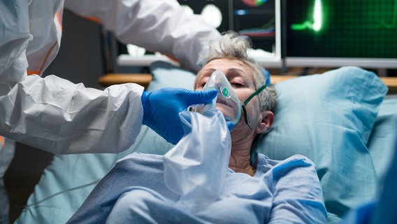 Eine ältere Frau wird in einem Krankenhaus beatmet (Symbolbild) © Colourbox 
