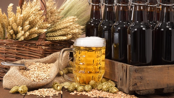 Bierglas, Bierflaschen und Getreide. © fotolia.com Foto: demarco