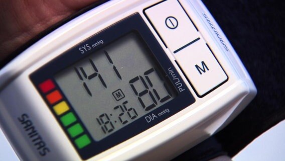 Display eine Blutdruckmessgerätes © NDR 