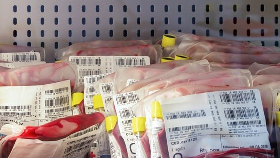 Blutkonserven in einem Kühlschrank © Colourbox 