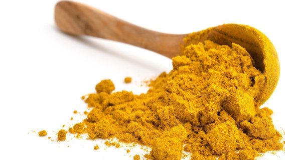 Ein Holzlöffel mit Currypulver. © fotolia Foto: womue