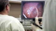 Arzt schaut während einer Darmspiegelung auf einen Monitor, der den Dickdarm des Patienten abbildet. © imago images/Rupert Oberhäuser Foto: Rupert Oberhäuser