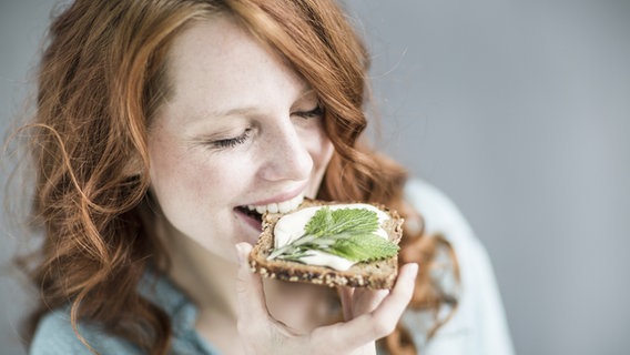 Frau beim Essen © Fotolia.com Foto: drubig-photo