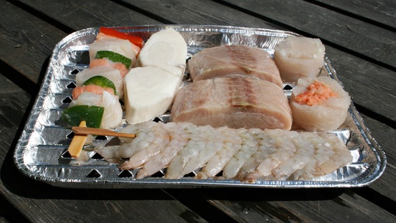 Verschiedene Fischsorten in einer Aluschale. © fotolia Foto:  jeepbabes