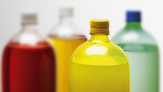 PET-Flaschen mit verschieden farbigen Getränken. © Colourbox Foto: -