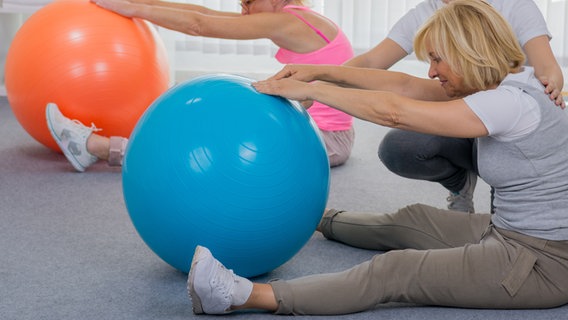 Rehasport mit dem Gymnastikball © Fotolia.com Foto: Picture-Factory