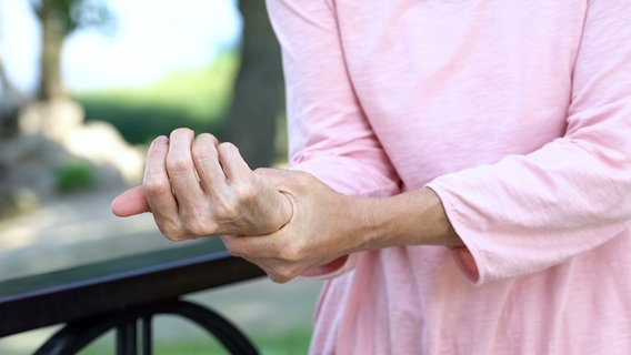 A woman holds her wrist in pain.  © Colourbox Photo: Motortion