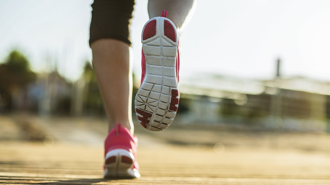 Joggingschuhe eines laufenden Mannes 