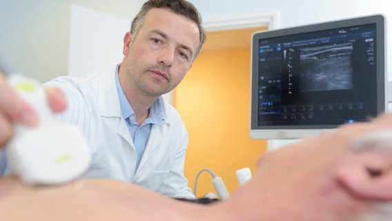 Ein Arzt untersucht das Herz eines Patienten mit dem Ultraschallgerät © COLOURBOX Foto: Phovoir