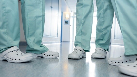 Ärzte stehen auf einem Krankenhausflur, Ansicht der Beine. © Colourbox Foto: Phovoir