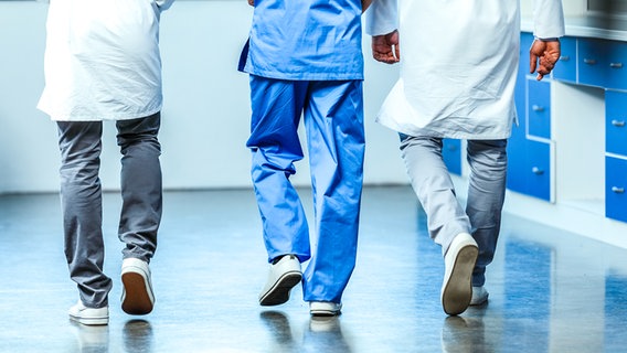 Ärzte gehen über einen Krankenhausflur © Colourbox Foto: -