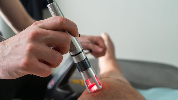 Ein medizinischer Laser wird an einem Bein angesetzt © PantherMedia Foto: vverve