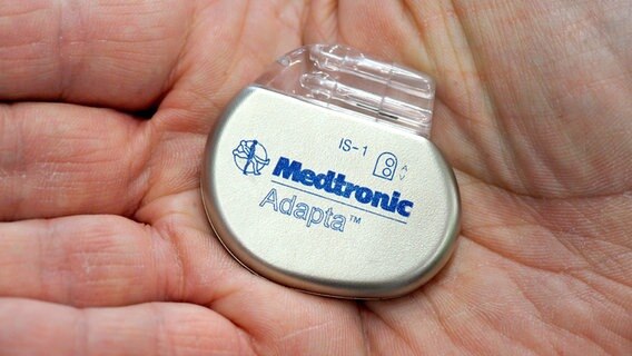 Ein Herzschrittmacher liegt in der Hand eines Mitarbeiters des Medizintechnikhersteller Medtronic Ein Herzschrittmacher liegt in der Hand eines Mitarbeiters des Medizintechnikhersteller Medtronic © picture alliance / dpa Foto: Peter Endig