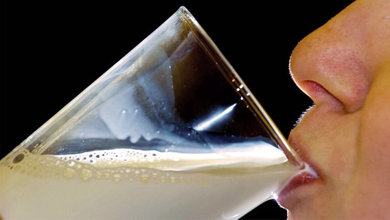 Eine Frau trinkt ein Glas Milch © picture alliance Foto: Alexander Rüsche