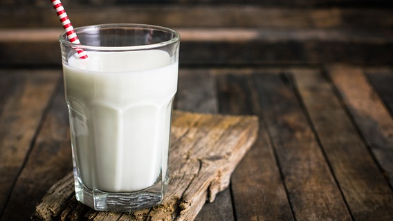 Ein Glas Milch auf einem Holztisch. © fotolia.com Foto: pilipphoto