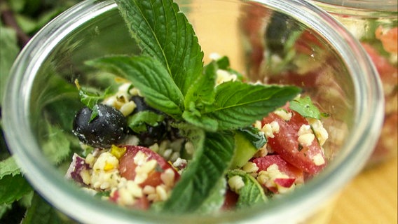 Salat mit Minze im Glas © NDR 