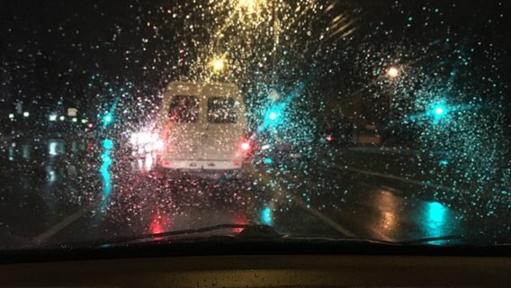 Blick bei Regen in der Dunkelheit aus einer Autowindschutzscheibe. © fotolia Foto: sam73nz