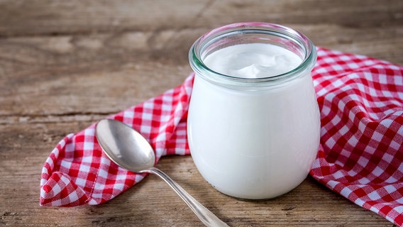 Naturjoghurt im Glas serviert © fotolia Foto: ji_images