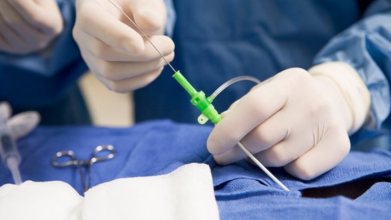 Chirurg operiert mit Hilfe eines Katheders © colourbox 