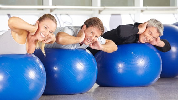 Drei Personen trainieren auf Gymnastikbällen. © fotolia Foto: Robert Kneschke