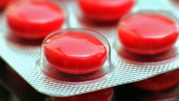 Rote Tabletten in Verpackung. © dpa Foto: Frank Kleefeldt