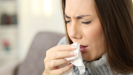 Eine Frau mit Erkältungssymptomen © Colourbox 