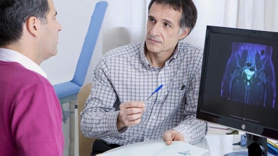 Arzt berät einen Patienten mit Prostataproblemen. Arzt berät einen Patienten mit Prostataproblemen. © fotolia Foto: RFBSIP