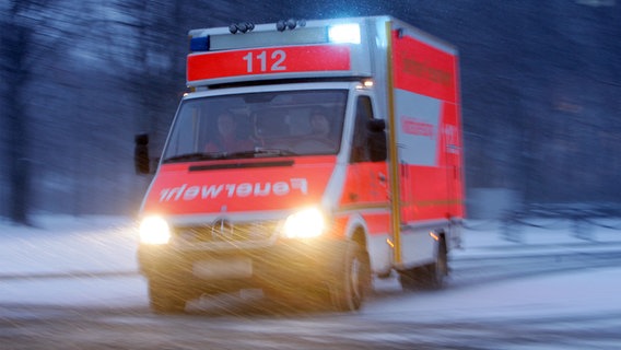 Ein Rettungswagen im Einsatz bei Schneegestöber. © picture-alliance/ ZB Foto: Arno Burgi
