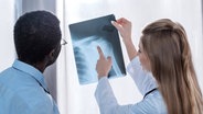 Ärztin studiert ein Röntgenbild © colourbox 