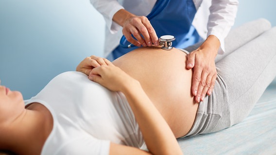 Ärztin hört mit einem Stethoskop den Bauch einer schwangeren Frau ab © Colourbox Foto: -