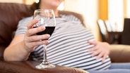 Eine schwangere Frau hält ein Glas Wein in der Hand © COLOURBOX Foto: -