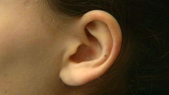 Ein Ohr von einer Frau. © NDR 
