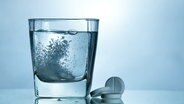 Tabletten lösen sich in einem Glas Wasser auf. © fotolia.com Foto: sandsun