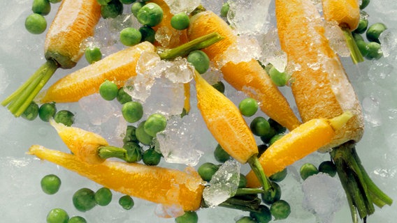 Gefrorene Erbsen und Möhren auf Eis © picture-alliance / dpa / Stockfood 