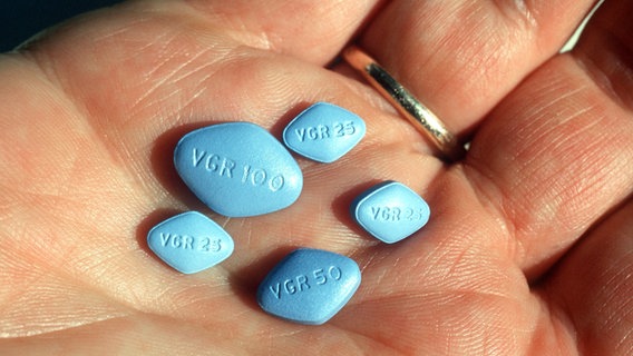 Viagra-Tabletten in verschiedenen Größen auf einer Handfläche © picture-alliance / dpa 