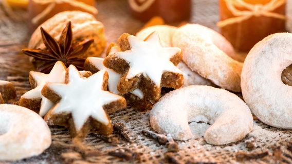 Zimtsterne und Vanillekipferl in weihnachtlicher Deko. © fotolia Foto: Hetizia