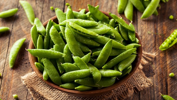 Fresh peas with a pod in a bowl.  © Panthermedia Photo: bhofack2